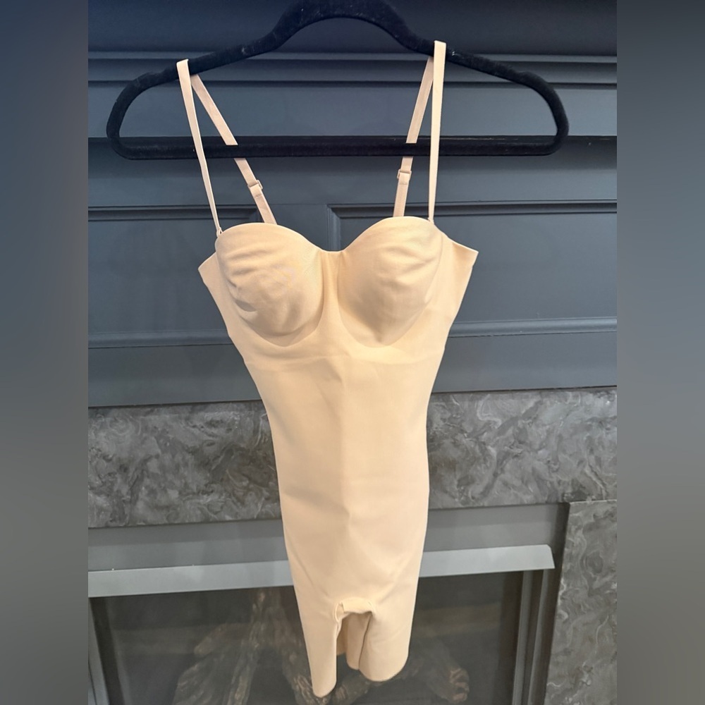SKIMS Body Core Sculpt Underwire Mid Thigh Bodysuit - Clay